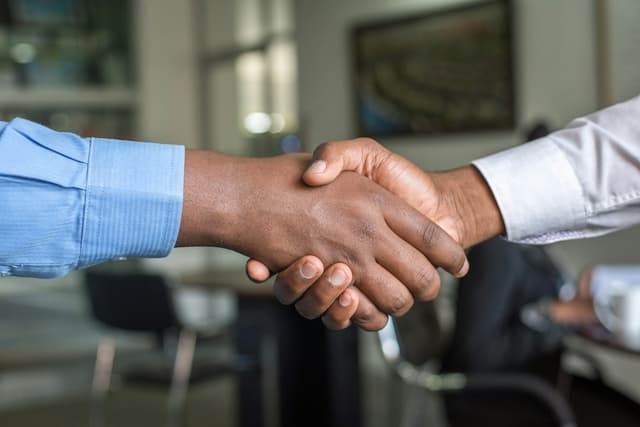 特別補償条項とは?M&Aで売り手が負う個別リスクの扱い|表明保証との違いと交渉ポイント
